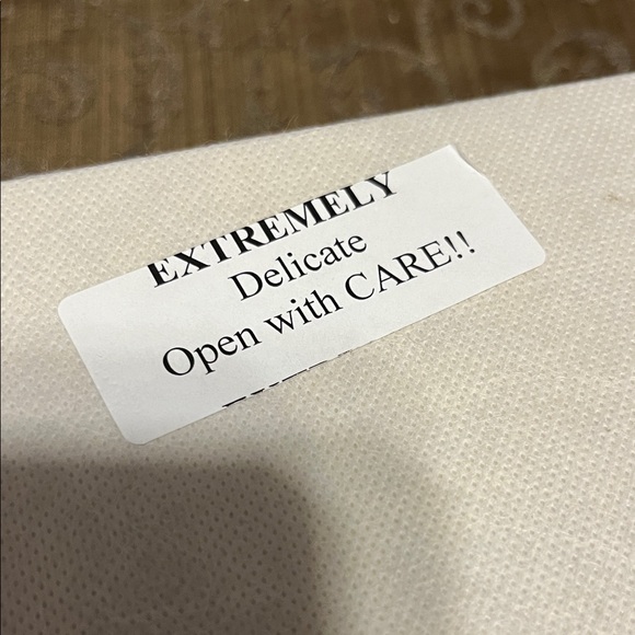 Porcelain Capodimonte Hand Painted Rose - Picture 11 of 11